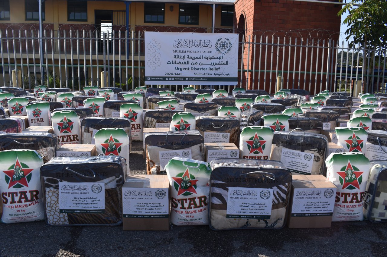 أنهَت ⁧‫رابطة العالم الإسلامي‬⁩ برنامجًا إغاثيًّا عاجلًا لمساعدة المنكوبين من الفيضانات والسيول، حيث سيَّرت قوافل العون في خمس مناطق، قدَّمت لسكانها المتضررين سلالًا غذائيةً ومستلزماتٍ شتويةً.
