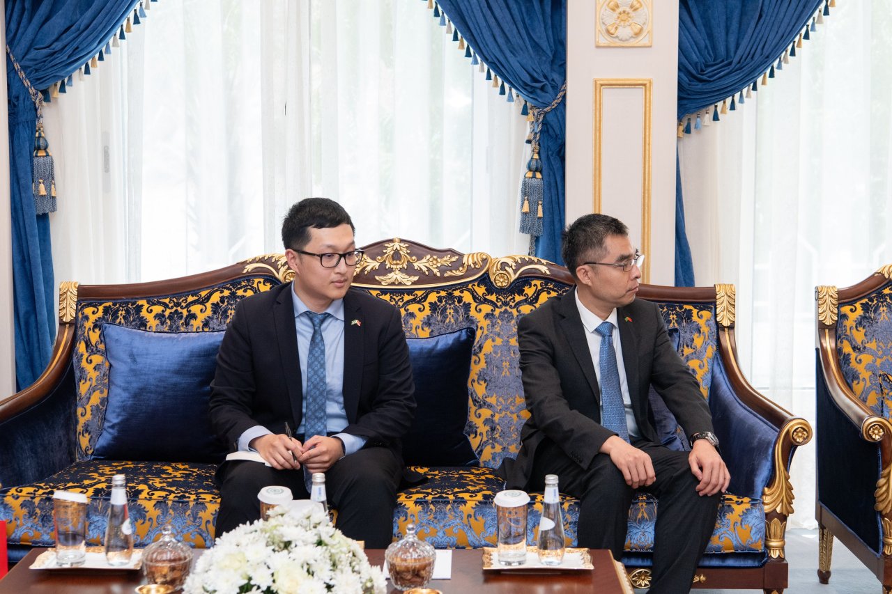 استقبل معالي الأمين العام، رئيس هيئة علماء المسلمين، فضيلة الشيخ د.⁧‫محمد العيسى‬⁩، في مكتبه بمكة المكرمة، القنصلَ العامَّ لجمهورية الصين الشعبية بجدة، السيد وانغ تشي مين