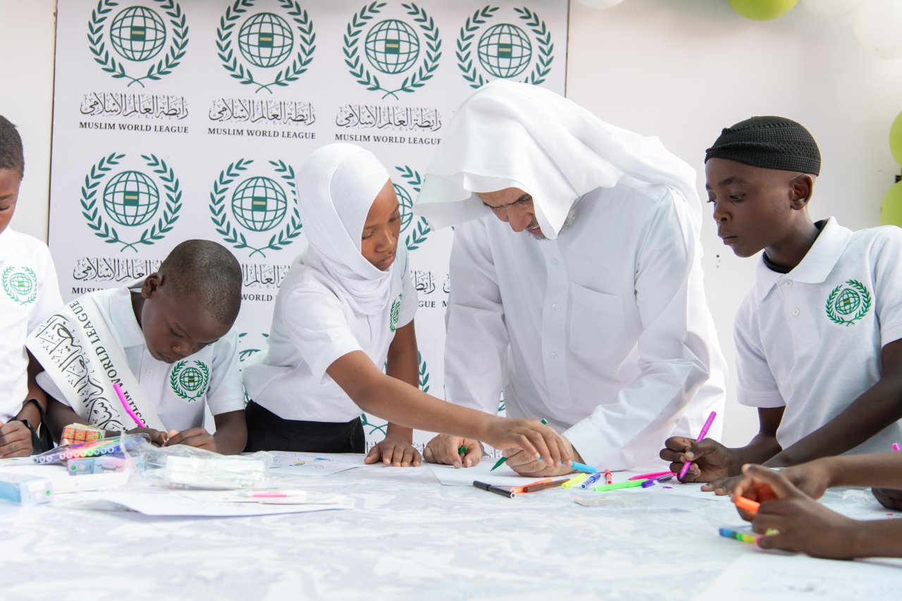 احتفت ⁧‫رابطة العالم الإسلامي‬⁩ ببرامجها الموجَّهة للأيتام في جمهورية مالاوي، بحضور فخامة الرئيس، السيد لازاروس ماكارثي تشاكويرا، ومعالي الأمين العام، رئيس هيئة علماء المسلمين، فضيلة الشيخ د.⁧‫محمد العيسى‬⁩، ثم سلّمهم معاليه &quot;مخصَّصاتهم&quot;