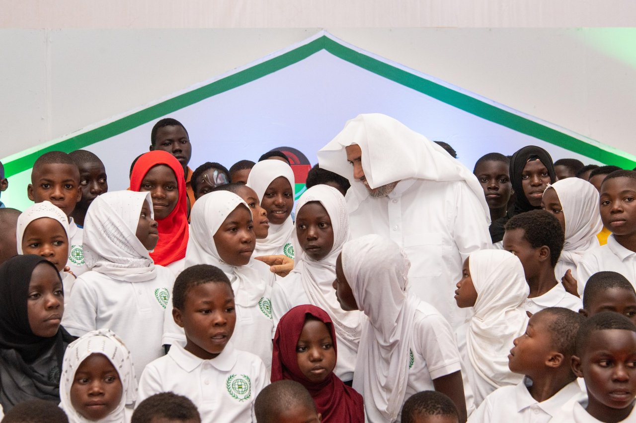 احتفت ⁧‫رابطة العالم الإسلامي‬⁩ ببرامجها الموجَّهة للأيتام في جمهورية مالاوي، بحضور فخامة الرئيس، السيد لازاروس ماكارثي تشاكويرا، ومعالي الأمين العام، رئيس هيئة علماء المسلمين، فضيلة الشيخ د.⁧‫محمد العيسى‬⁩، ثم سلّمهم معاليه &quot;مخصَّصاتهم&quot;