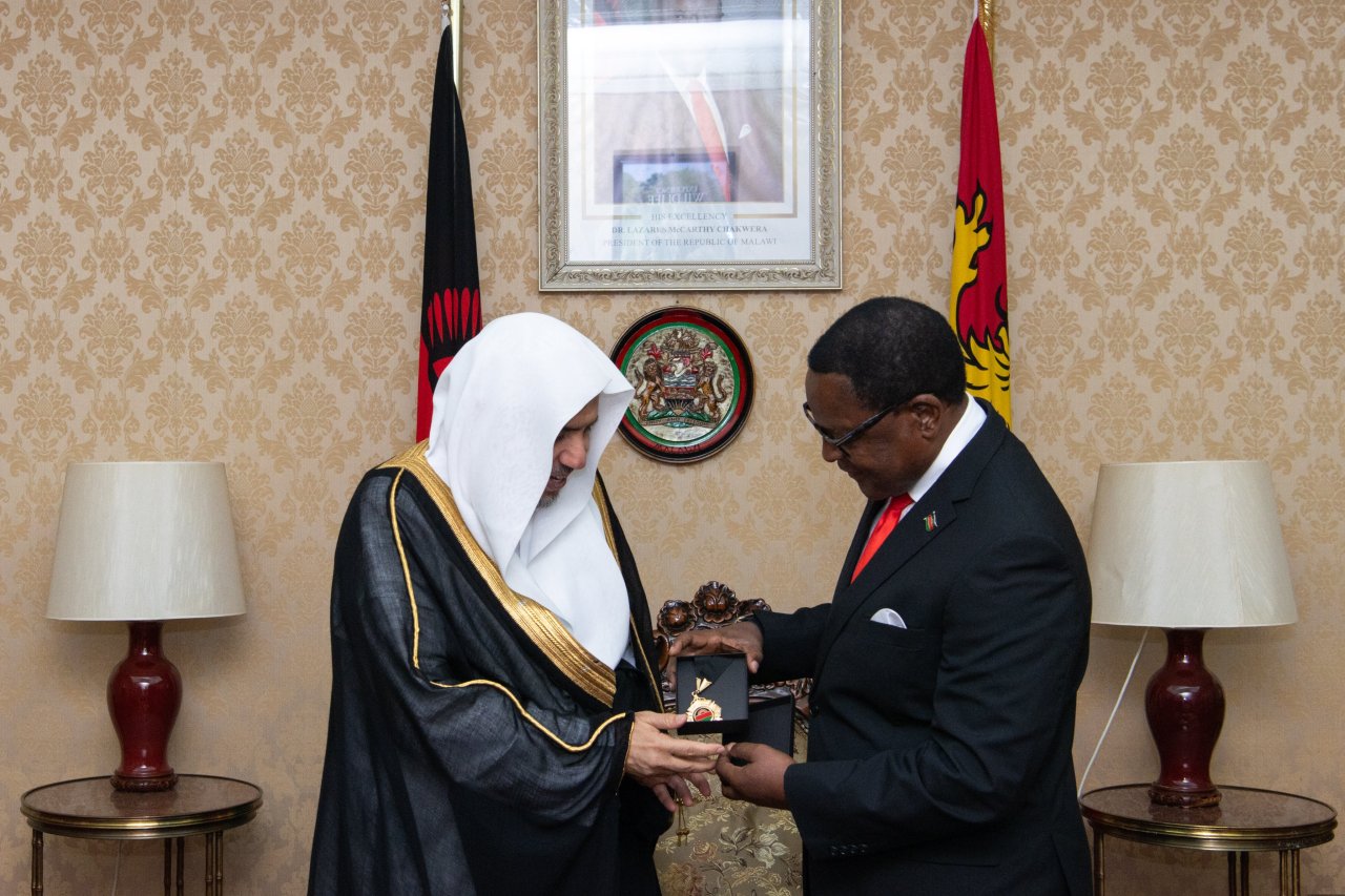 ‏فخامة رئيس جمهورية مالاوي، السيد لازاروس ماكارثي تشاكويرا، يمنح معالي الأمين العام، الشيخ د.⁧‫محمد العيسى‬⁩ وسامَ الجمهورية