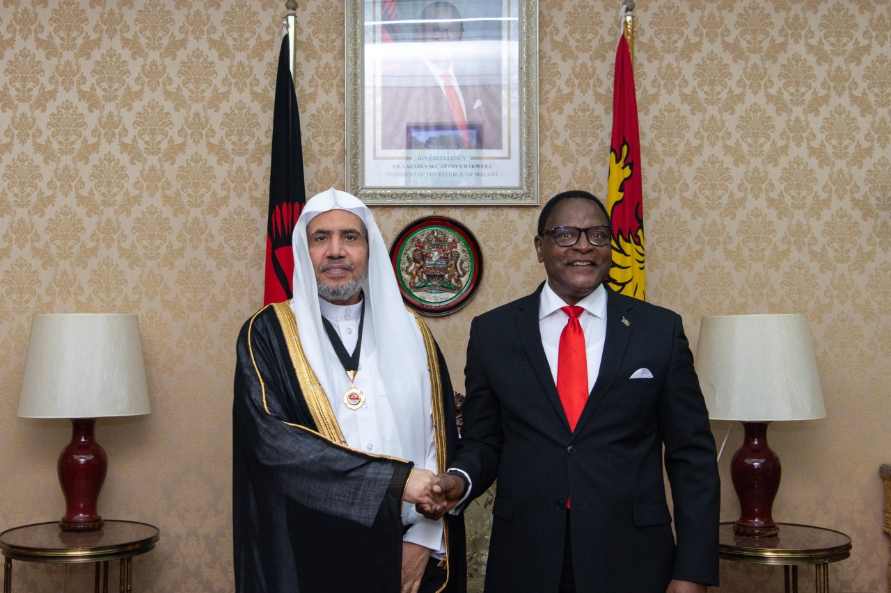 ‏فخامة رئيس جمهورية مالاوي، السيد لازاروس ماكارثي تشاكويرا، يمنح معالي الأمين العام، الشيخ د.⁧‫محمد العيسى‬⁩ وسامَ الجمهورية