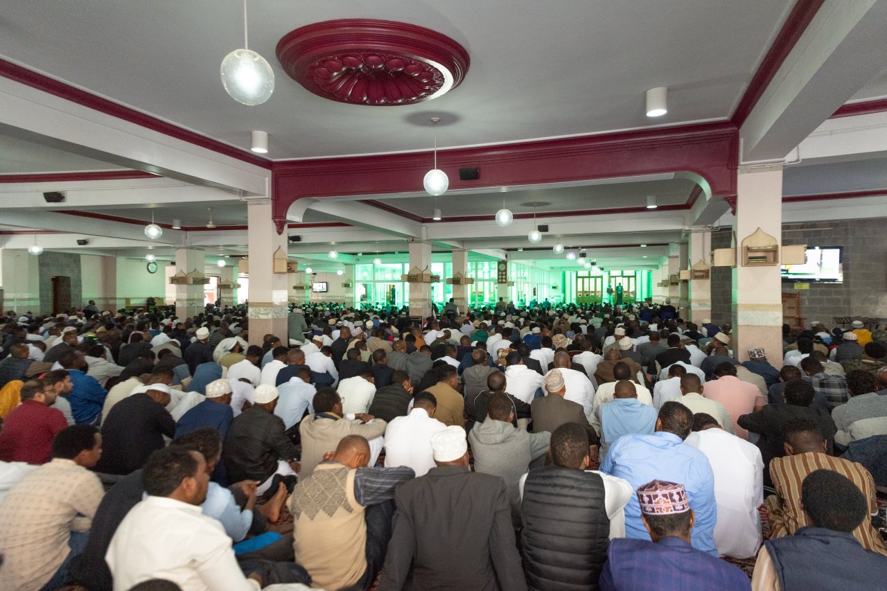 فضيلة الشيخ د. ⁧‫محمد العيسى‬⁩ يُلقي خطبة الجمعة هذا اليوم في العاصمة ⁧‫نيروبي‬⁩، شارحاً قِيم الإسلامِ، وأخلاقَ المُسلم، مستعرضاً النصوص والقواعد الشرعية حول التعايش والأخوة الوطنية، وكيفية الانسجام في بُلدان التنوع بين الهوية الدينية والوطنية