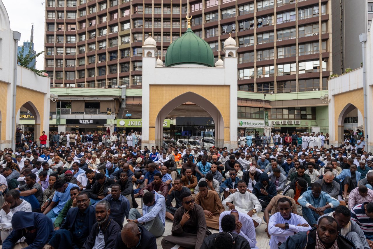 بحضور عشرات الآلاف من مسلمي كينيا: الشيخ د. العيسى خطيبًا  للجمعة على منبر أكبر جوامع كينيا
