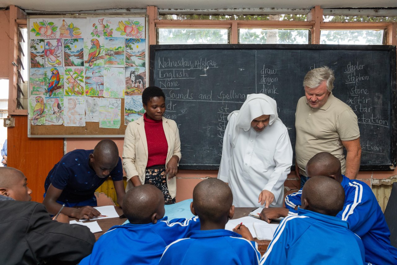 الشيخ د.العيسى يتفقد عدداً من المشاريع في كينيا.. ويعلن تكفُّلَ الرابطةِ بنسب الاحتياج اللازم من الطاقة الشمسية