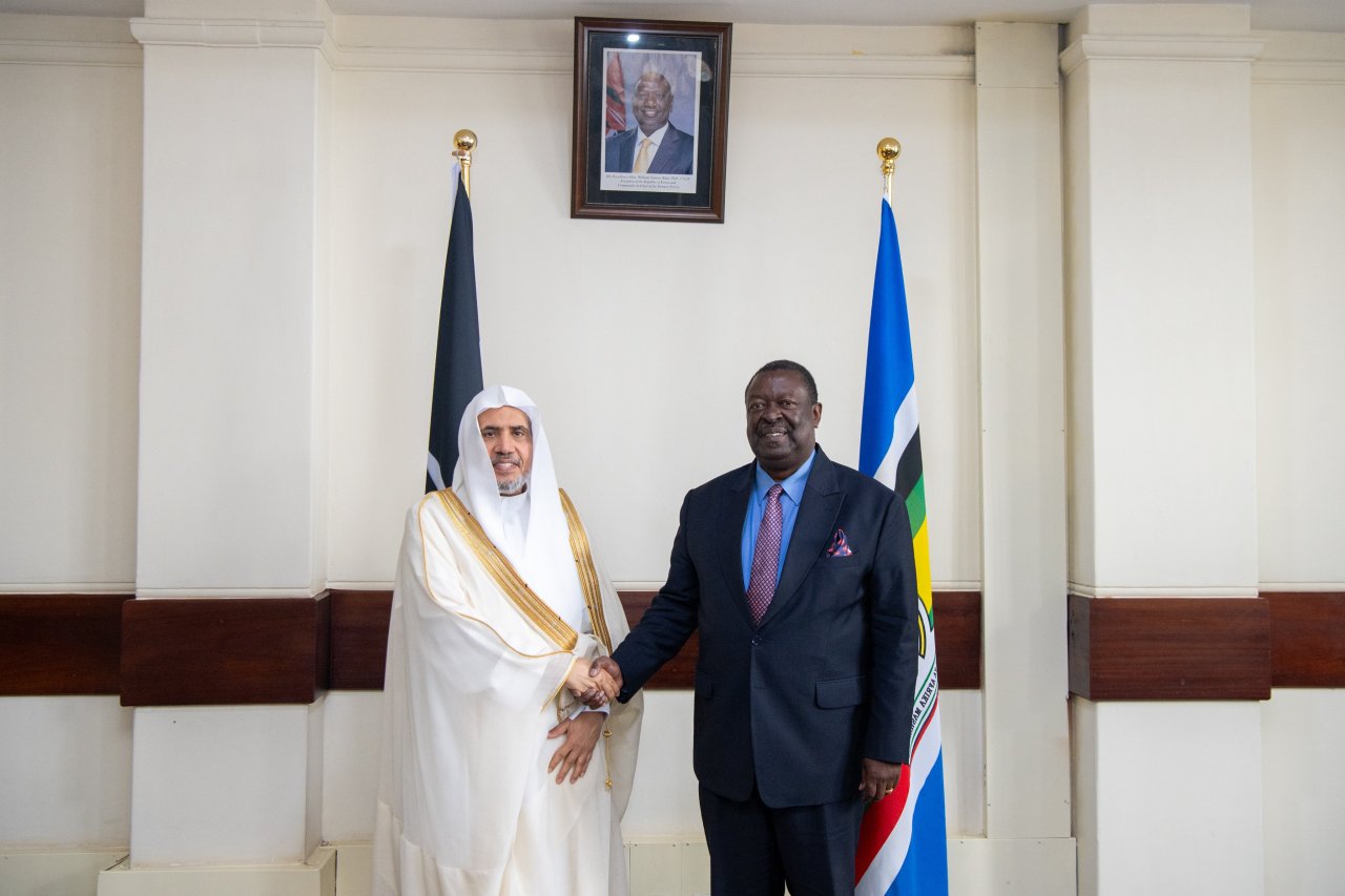 استقبلَ دولةُ رئيس وزراء جمهورية كينيا السيد موساليا مودافادي، معالي الأمين العام، رئيس هيئة علماء المسلمين، فضيلة الشيخ د.⁧‫محمد العيسى‬⁩، في مقرِّ الحكومة بالعاصمة &quot;نيروبي&quot;