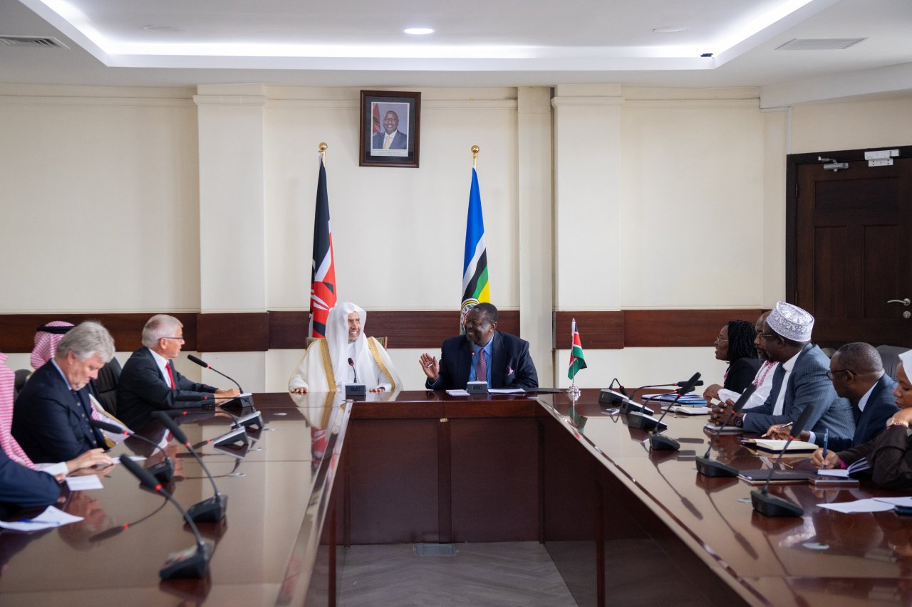 استقبلَ دولةُ رئيس وزراء جمهورية كينيا السيد موساليا مودافادي، معالي الأمين العام، رئيس هيئة علماء المسلمين، فضيلة الشيخ د.⁧‫محمد العيسى‬⁩، في مقرِّ الحكومة بالعاصمة &quot;نيروبي&quot;