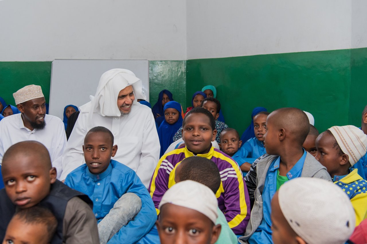 ‏مشروع صحي تعليمي تنموي متكامل لتحسين حياة قاطني الأحياء الفقيرة:  ‏معالي الأمين العام، رئيس هيئة علماء المسلمين، فضيلة الشيخ، د.⁧‫محمد العيسى‬⁩ يتفقدُ مشروعَ تطوير الأحياء الفقيرة الذي تُشرف عليه ⁧‫رابطة العالم الإسلامي‬⁩ في كينيا، بحضور مسؤولين حكوميين، وقادة المنظمات الدولية والمجتمع المدني.