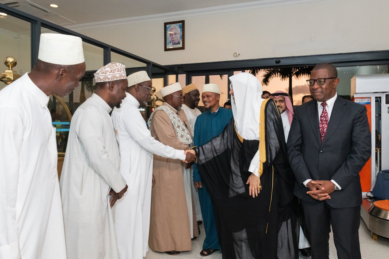 ‏استقبله سماحةُ المفتي وأصحاب المعالي ممثّلو رئاسة الدولة والحكومة وكبار العلماء:  ‏معالي الأمين العام، الشيخ د.⁧‫#محمد_العيسى‬⁩ على رأس وفدِ ⁧‫#رابطة_العالم_الإسلامي‬⁩ يصلُ &quot;دار السلام&quot; بتنزانيا، مواصلاً جولة الرابطة في عددٍ من الدول الأفريقية لتنفيذ عدد من الفعاليات والأنشطة.