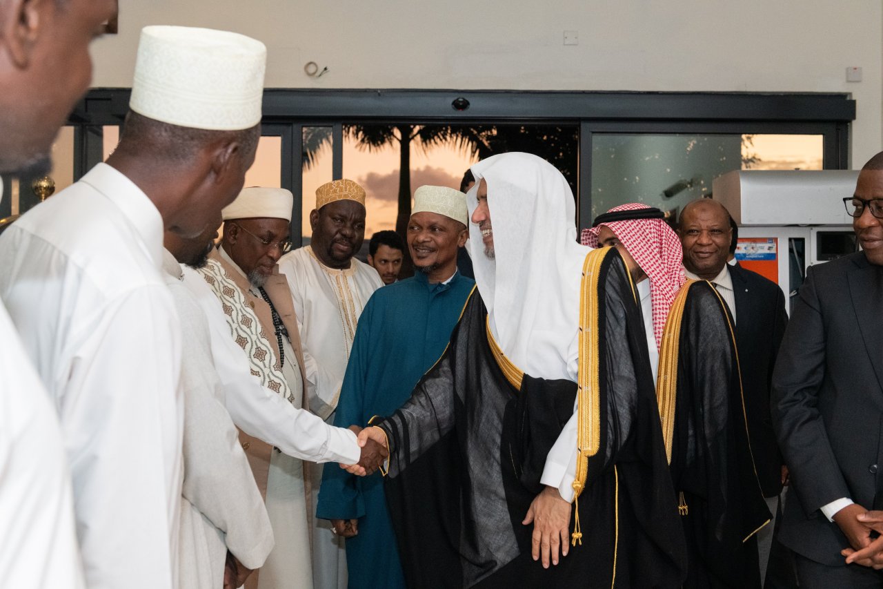 ‏استقبله سماحةُ المفتي وأصحاب المعالي ممثّلو رئاسة الدولة والحكومة وكبار العلماء:  ‏معالي الأمين العام، الشيخ د.⁧‫#محمد_العيسى‬⁩ على رأس وفدِ ⁧‫#رابطة_العالم_الإسلامي‬⁩ يصلُ &quot;دار السلام&quot; بتنزانيا، مواصلاً جولة الرابطة في عددٍ من الدول الأفريقية لتنفيذ عدد من الفعاليات والأنشطة.