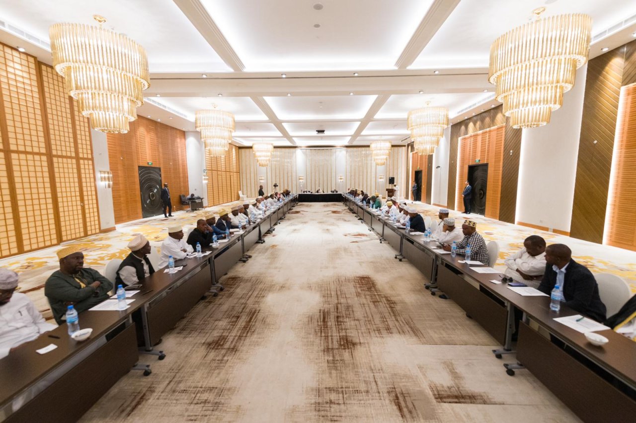 استضاف أعضاء هيئة كبار العلماء بجمهورية تنزانيا الاتحادية يتقدمهم سماحة المفتي العام وكبير الأئمة الشيخ أبو بكر بن زبير، معالي الأمين العام رئيس هيئة علماء المسلمين فضيلة الشيخ د.⁧‫محمد العيسى‬⁩، تناول اللقاء عدداً من المسائل الشرعية