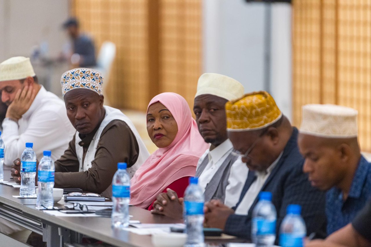 استضاف أعضاء هيئة كبار العلماء بجمهورية تنزانيا الاتحادية يتقدمهم سماحة المفتي العام وكبير الأئمة الشيخ أبو بكر بن زبير، معالي الأمين العام رئيس هيئة علماء المسلمين فضيلة الشيخ د.⁧‫محمد العيسى‬⁩، تناول اللقاء عدداً من المسائل الشرعية