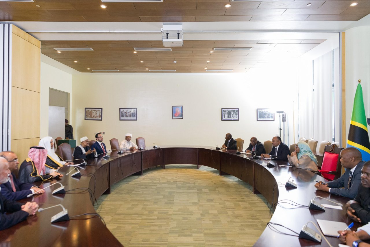 استقبلتْ فخامة رئيسة جمهورية تنزانيا الاتحادية، د.سامية صولوحو، في القصر الرئاسيّ بدار السلام، معالي الأمين العام، رئيس هيئة علماء المسلمين، فضيلة الشيخ د.⁧‫محمد العيسى