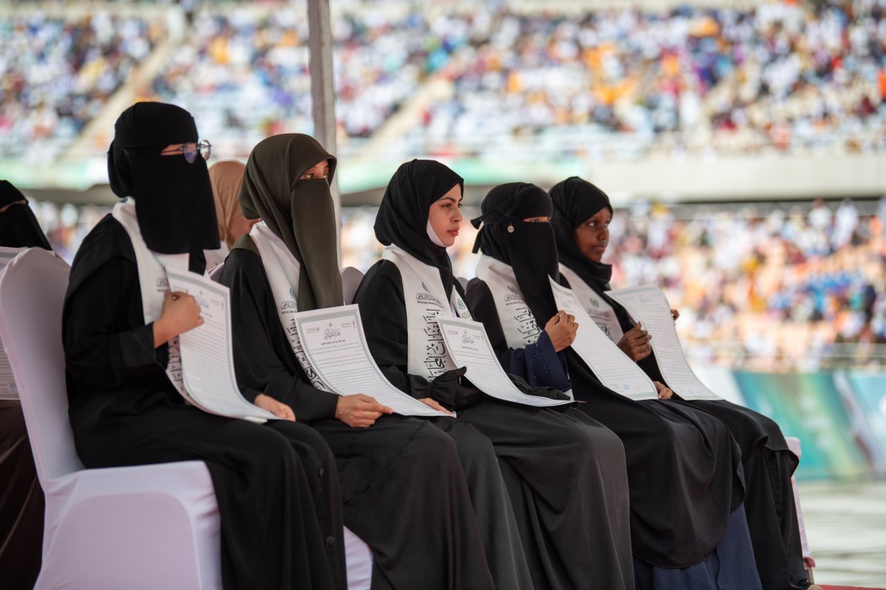 ‏(وفي ذلك فَلْيَتَنَافسِ المُتَنَافِسُون)  ‏ سباقٌ قرآنيّ عالميّ، هو الأول من نوعه تشهده القارّة الأفريقية، هدفُه &quot;الإسهام في المزيد من تعزيز مكانةِ القرآنِ الكريم في عموم الوجدان الإسلامي&quot;، وبخاصةٍ &quot;تشجيع الفتيات على حفظ كتابِ الله الكريم وتلاوته وتعلمّه&quot;.