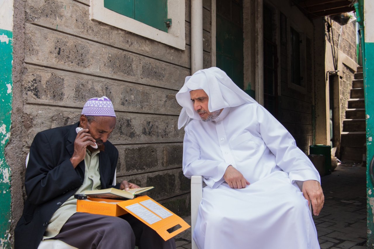 شهدتْ جولةُ معالي الأمين العام، رئيس هيئة علماء المسلمين، فضيلة الشيخ د.⁧‫محمد العيسى‬⁩ ‬⁩ &quot;مؤخّراً&quot; في الجنوب الأفريقي، تدشينَ مشروعٍ صحيٍّ تعليميٍّ تنمويٍّ متكاملٍ في الأحياء الفقيرة، وتوزيعَ المساكن للأرامل المُحتاجات