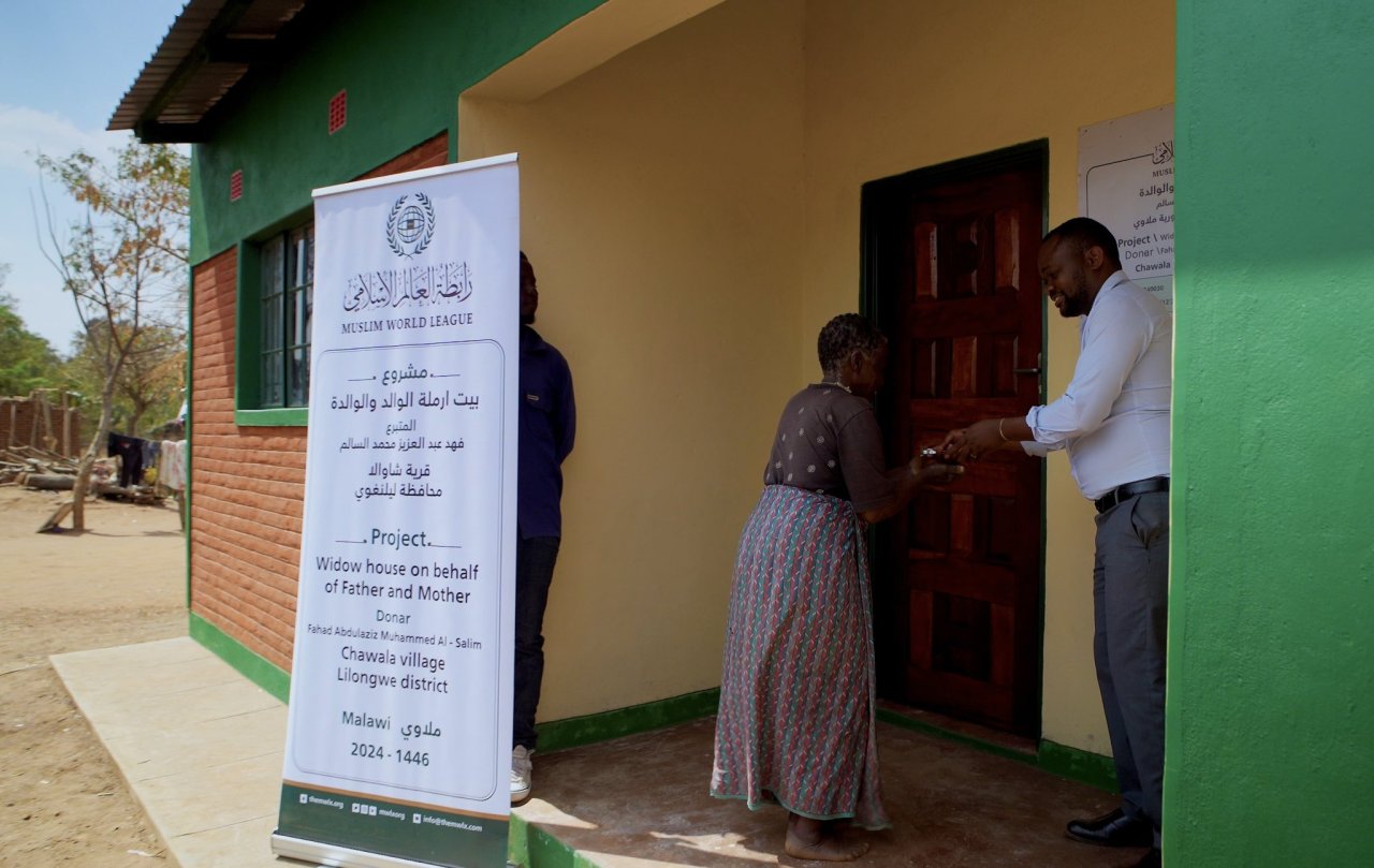 شهدتْ جولةُ معالي الأمين العام، رئيس هيئة علماء المسلمين، فضيلة الشيخ د.⁧‫محمد العيسى‬⁩ ‬⁩ &quot;مؤخّراً&quot; في الجنوب الأفريقي، تدشينَ مشروعٍ صحيٍّ تعليميٍّ تنمويٍّ متكاملٍ في الأحياء الفقيرة، وتوزيعَ المساكن للأرامل المُحتاجات
