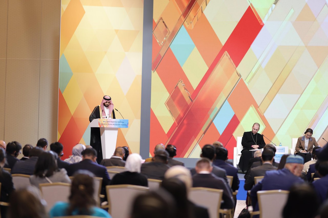 معالي د. عبدالعزيز سرحان، وفضيلة الشيخ عبداللطيف المطلق يُمثِّلان ⁧‫رابطة العالم الإسلامي‬⁩ في مؤتمر &quot;قادة الأديان العالمية والتقليدية&quot; في كازاخستان.