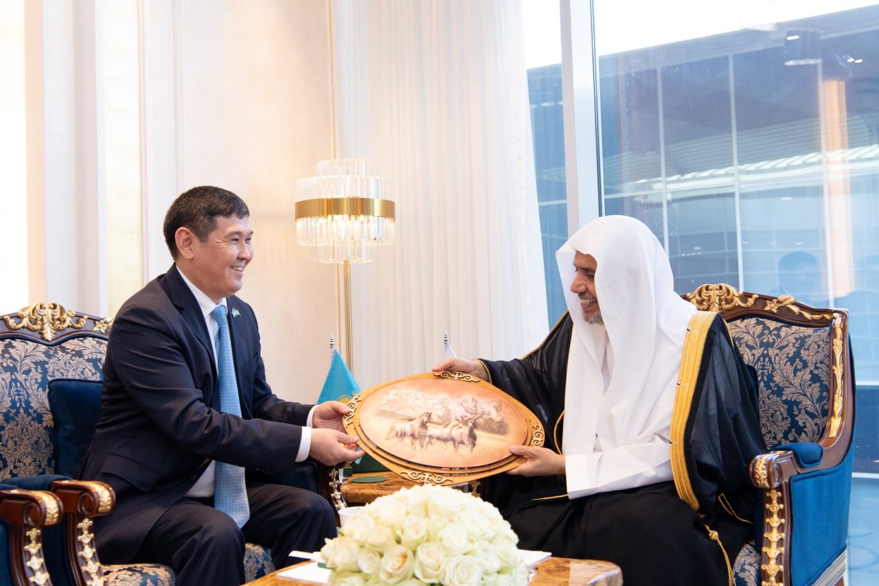 استقبل معالي الأمين العام، رئيس هيئة علماء المسلمين، فضيلة الشيخ د.⁧‫محمد العيسى‬⁩‬⁩ ، في مكتبه بالرياض، سعادة سفير جمهورية كازاخستان لدى المملكة العربية السعودية، السيد ماديار مينيلبيكوف، والوفد المرافق له