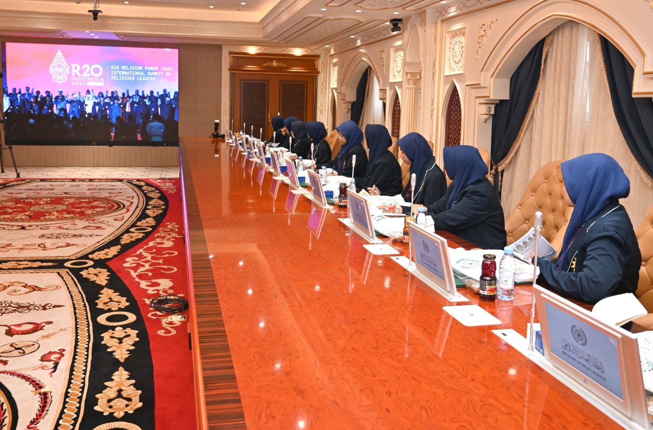 صور من زيارة وفد معلمي وطلاب مدرسة ديا ماليلا العالمية الإسلامية الحديثة بإندونيسيا لـ ⁧‫رابطة العالم الإسلامي‬⁩. منوهين بمهام الرابطة وتأثيرها الكبير في وجدان الشباب الإندونيسي