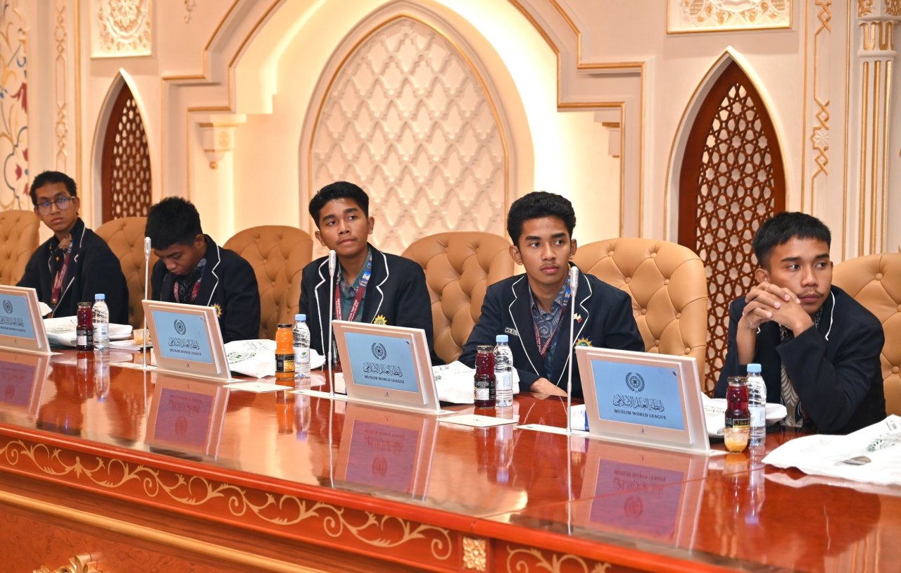 صور من زيارة وفد معلمي وطلاب مدرسة ديا ماليلا العالمية الإسلامية الحديثة بإندونيسيا لـ ⁧‫رابطة العالم الإسلامي‬⁩. منوهين بمهام الرابطة وتأثيرها الكبير في وجدان الشباب الإندونيسي
