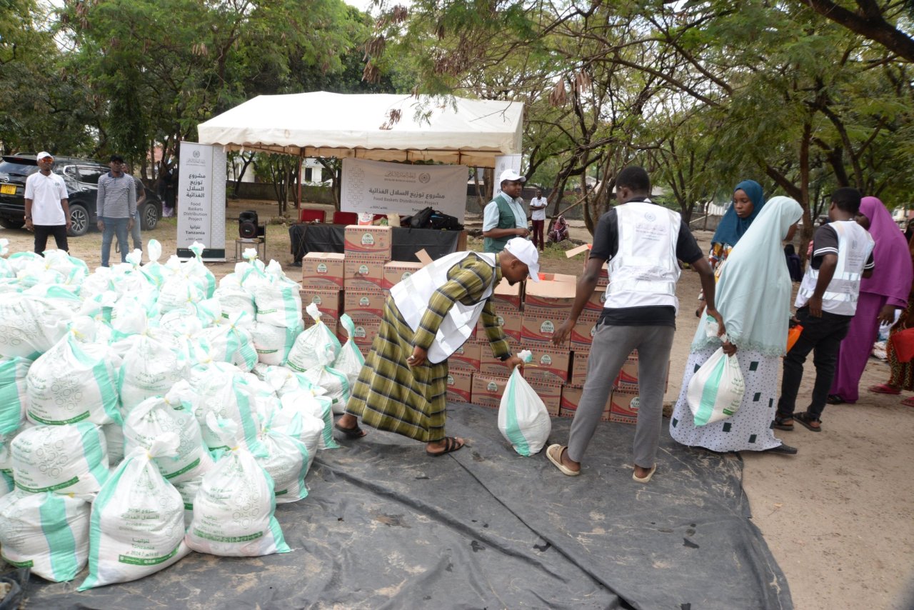 In accordance with its mission to alleviate the burdens experienced by the impoverished and needy in Africa, the Muslim World League has successfully completed an urgent relief campaign in Dar es Salaam