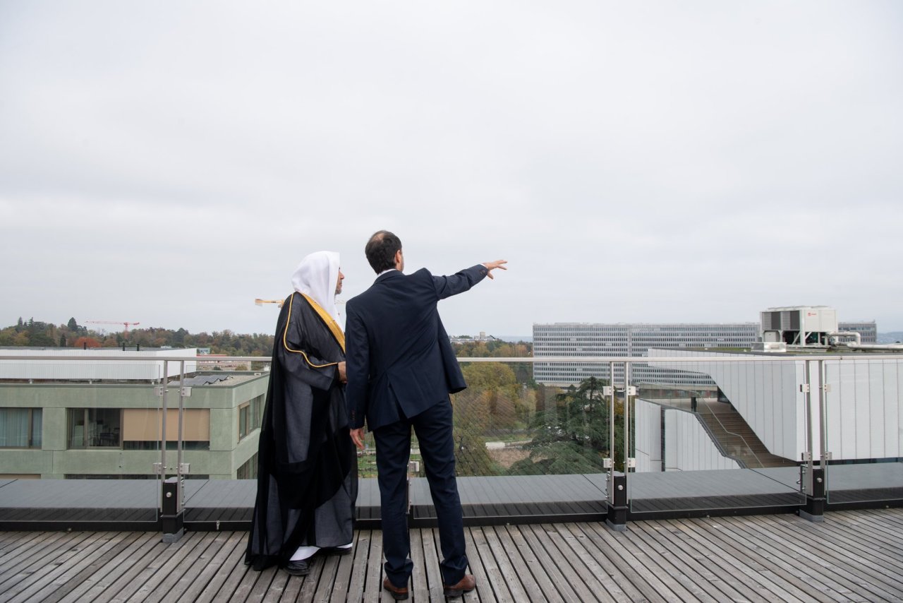 استضافَ سعادةُ رئيس مُنظَّمة &quot;أطبَّاء بلا حدود&quot;، السيد كريستوس كريستو، في مقر المنظمة بجنيف، معاليَ الأمين العام، رئيس هيئة علماء المسلمين، الشيخ د.⁧‫محمد العيسى