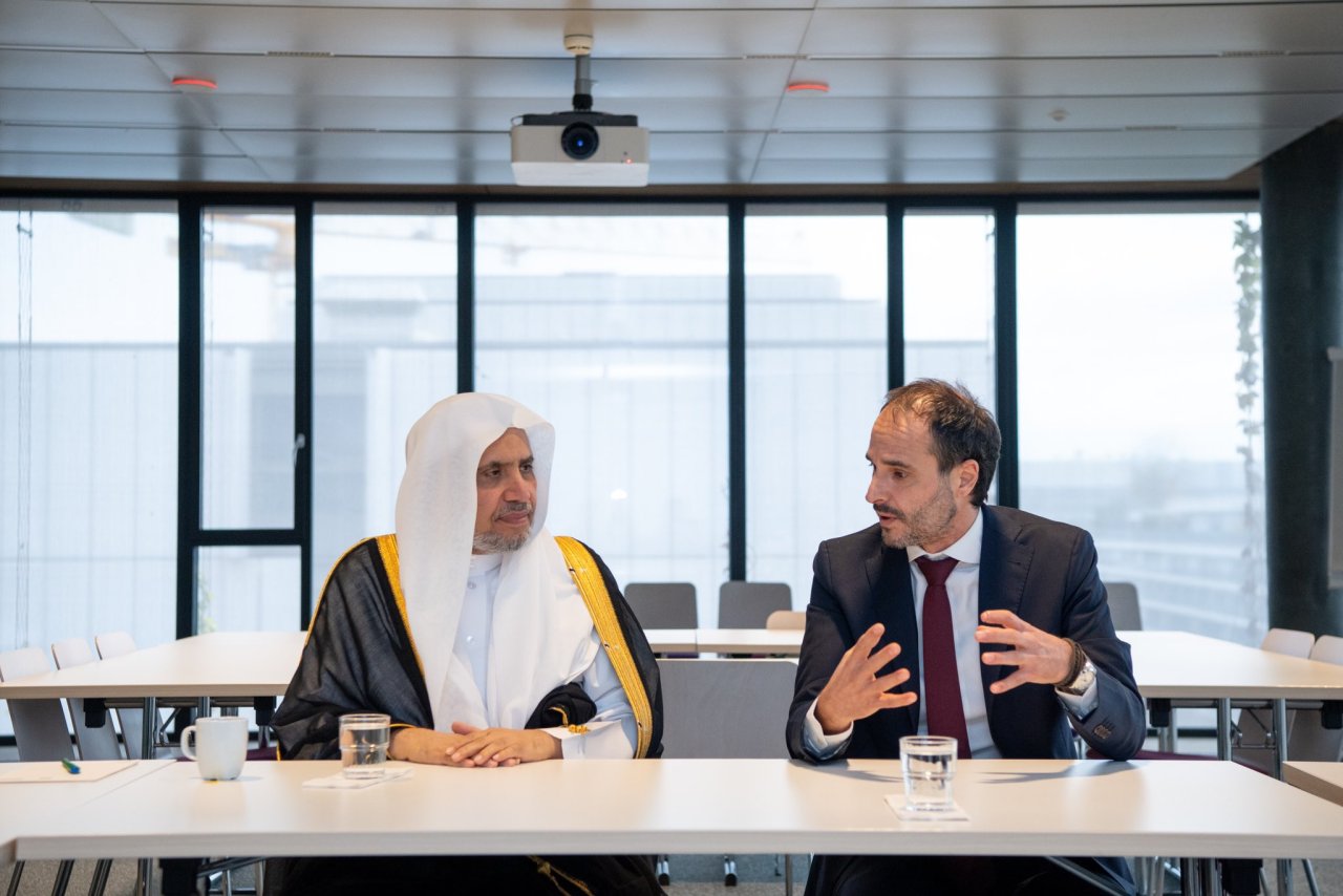 استضافَ سعادةُ رئيس مُنظَّمة &quot;أطبَّاء بلا حدود&quot;، السيد كريستوس كريستو، في مقر المنظمة بجنيف، معاليَ الأمين العام، رئيس هيئة علماء المسلمين، الشيخ د.⁧‫محمد العيسى