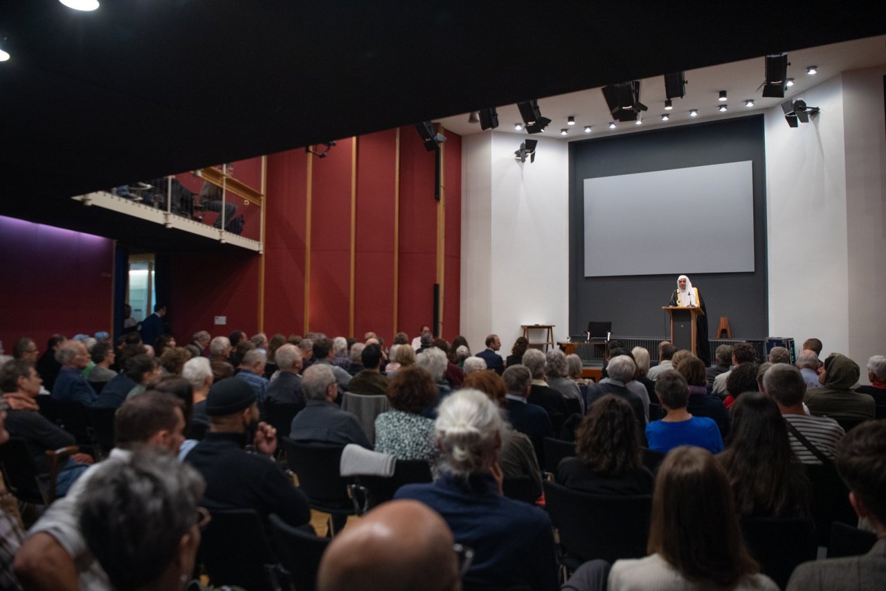 ‏ ألقى معالي الأمين العام، رئيس هيئة علماء المسلمين، فضيلة الشيخ د.⁧‫محمد العيسى‬⁩‬⁩ محاضرةً في مقر نادي 44 &quot;للدراسات الفكرية&quot; &quot;Club 44&quot; بمدينة لاشو دو فون السويسرية بعنوان:&quot; الإسلام والغرب وتفهم الاختلاف ومعالجة سوء الفهم&quot;