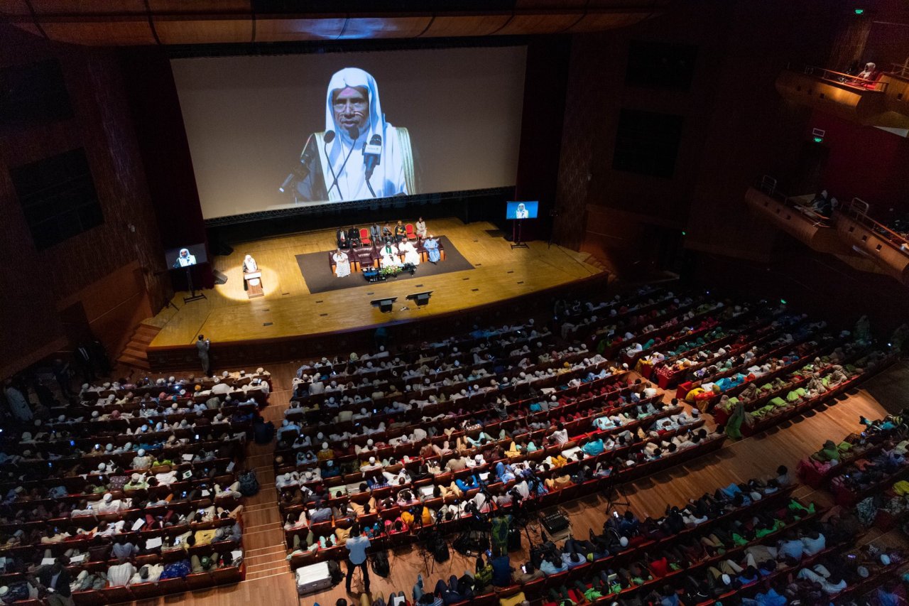 من مهوى القلوب القبلة الجامعة؛ مكة المكرمة،، تواصِلُ ⁧‫رابطة العالم الإسلامي‬⁩ جهودها لخدمة المسلمين في قارة أفريقيا، واحتضان تطلعاتِهم وقضاياهم، وتعزيز تضامُنِهم وتآلُفهم