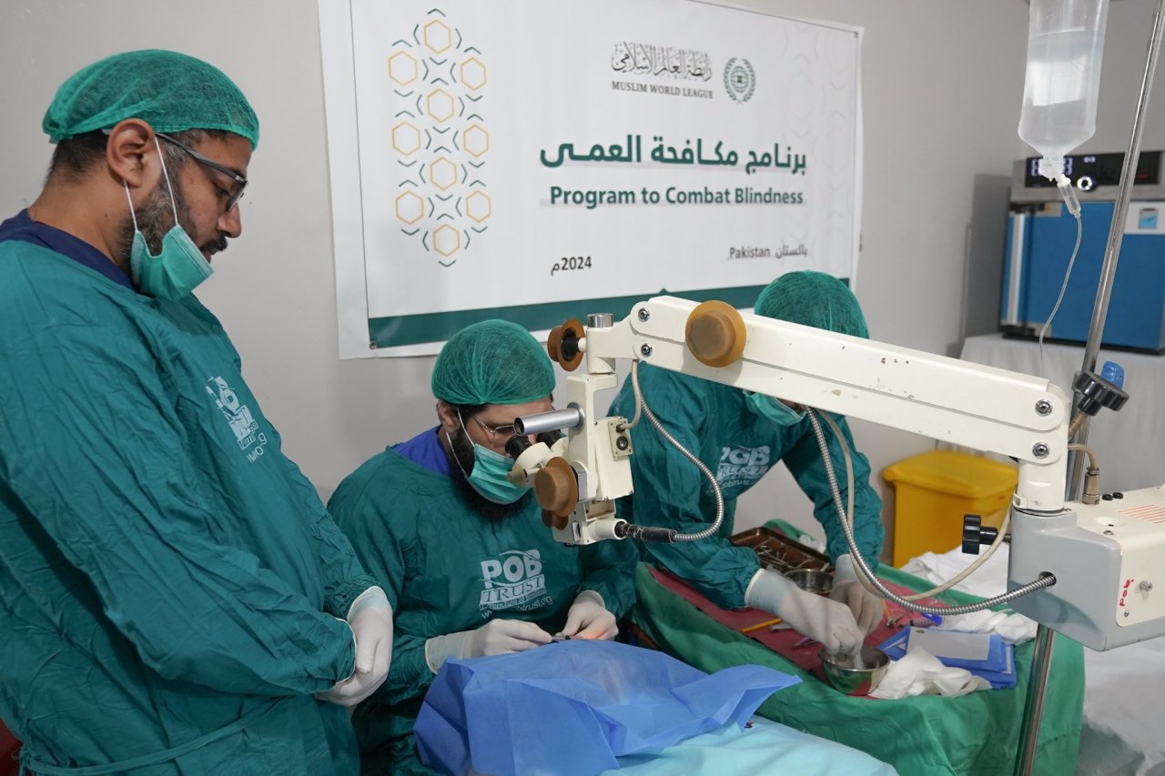 ‏⁧‫رابطة العالم الإسلامي‬⁩ تُتِمُّ برنامجَ “مكافحة العمى” في باكستان، بالتعاون مع وزارة الصّحة الباكستانية، والذي شمِل الكشفَ على آلاف المرضى، وجراحاتِ إزالة المياه البيضاء، وتوفيرَ الأدوية والنظّارات الطبية.