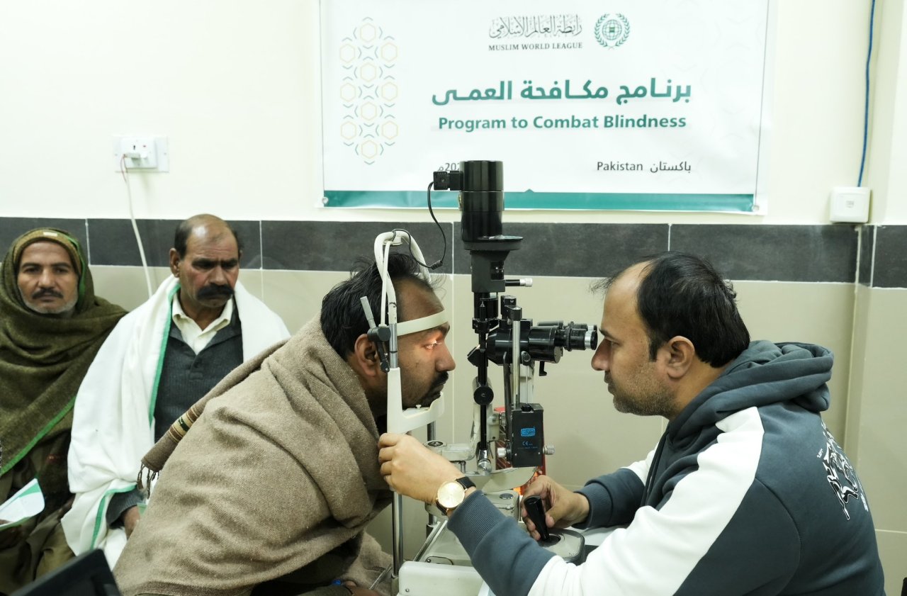 ‏⁧‫رابطة العالم الإسلامي‬⁩ تُتِمُّ برنامجَ “مكافحة العمى” في باكستان، بالتعاون مع وزارة الصّحة الباكستانية، والذي شمِل الكشفَ على آلاف المرضى، وجراحاتِ إزالة المياه البيضاء، وتوفيرَ الأدوية والنظّارات الطبية.