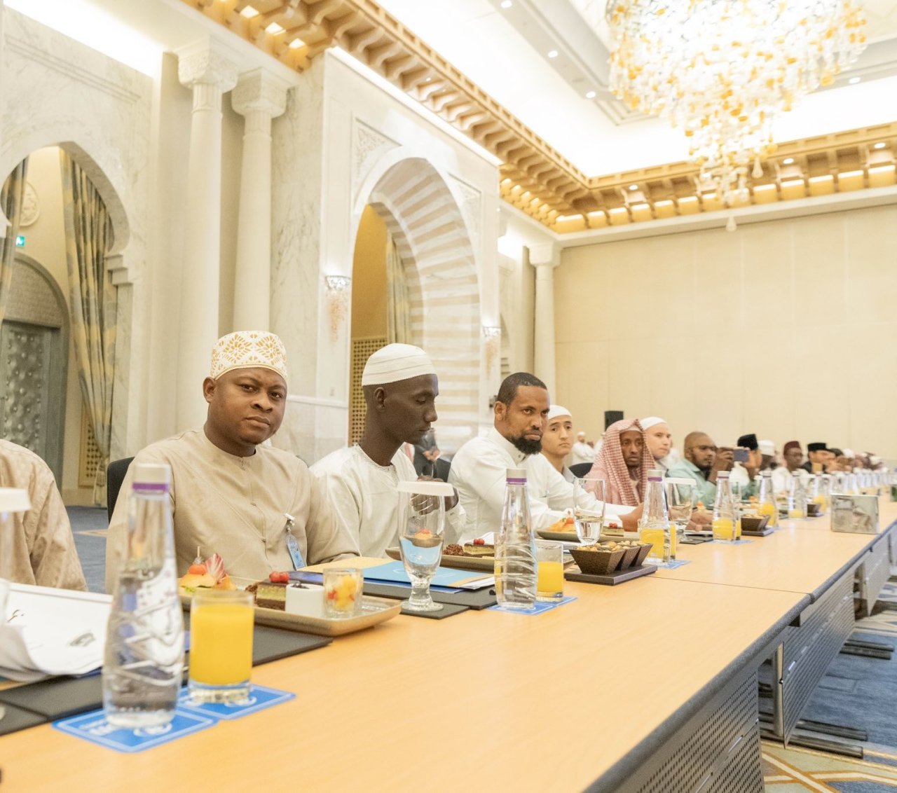 ‏مبادراتُنا وبرامجُنا تمتدّ إلى الشباب والأطفال في كلّ المُجتمعات المُسلِمة حولَ العالَم، بهدْيٍ من كتاب الله تعالى، وسُنّة سيّدِنا ونبيِّنا الكريم ﷺ، وبالتنسيق المُباشِر مع الدّول والمؤسّسات ذاتِ الصلة.