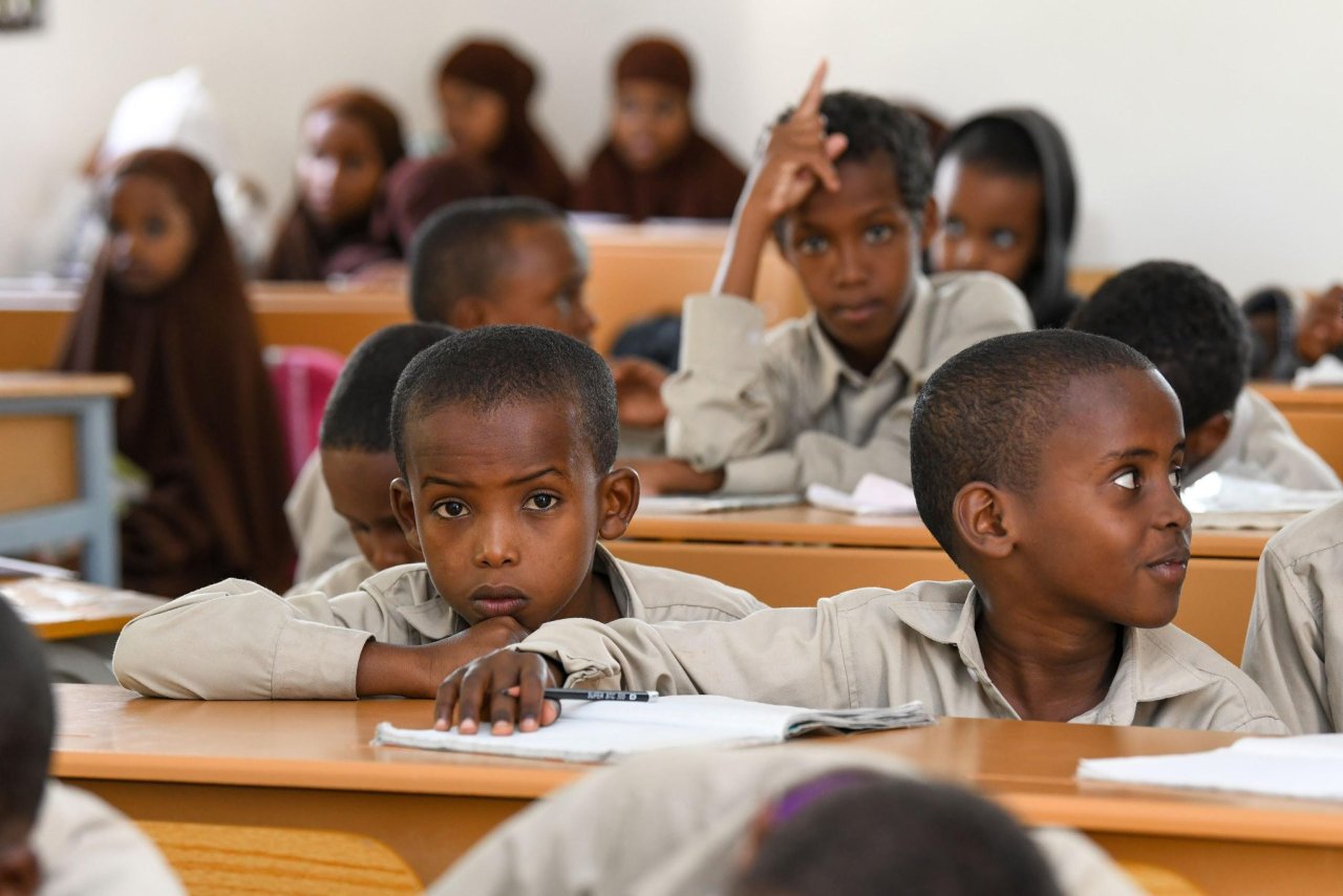 ‏مبادراتُنا وبرامجُنا تمتدّ إلى الشباب والأطفال في كلّ المُجتمعات المُسلِمة حولَ العالَم، بهدْيٍ من كتاب الله تعالى، وسُنّة سيّدِنا ونبيِّنا الكريم ﷺ، وبالتنسيق المُباشِر مع الدّول والمؤسّسات ذاتِ الصلة.