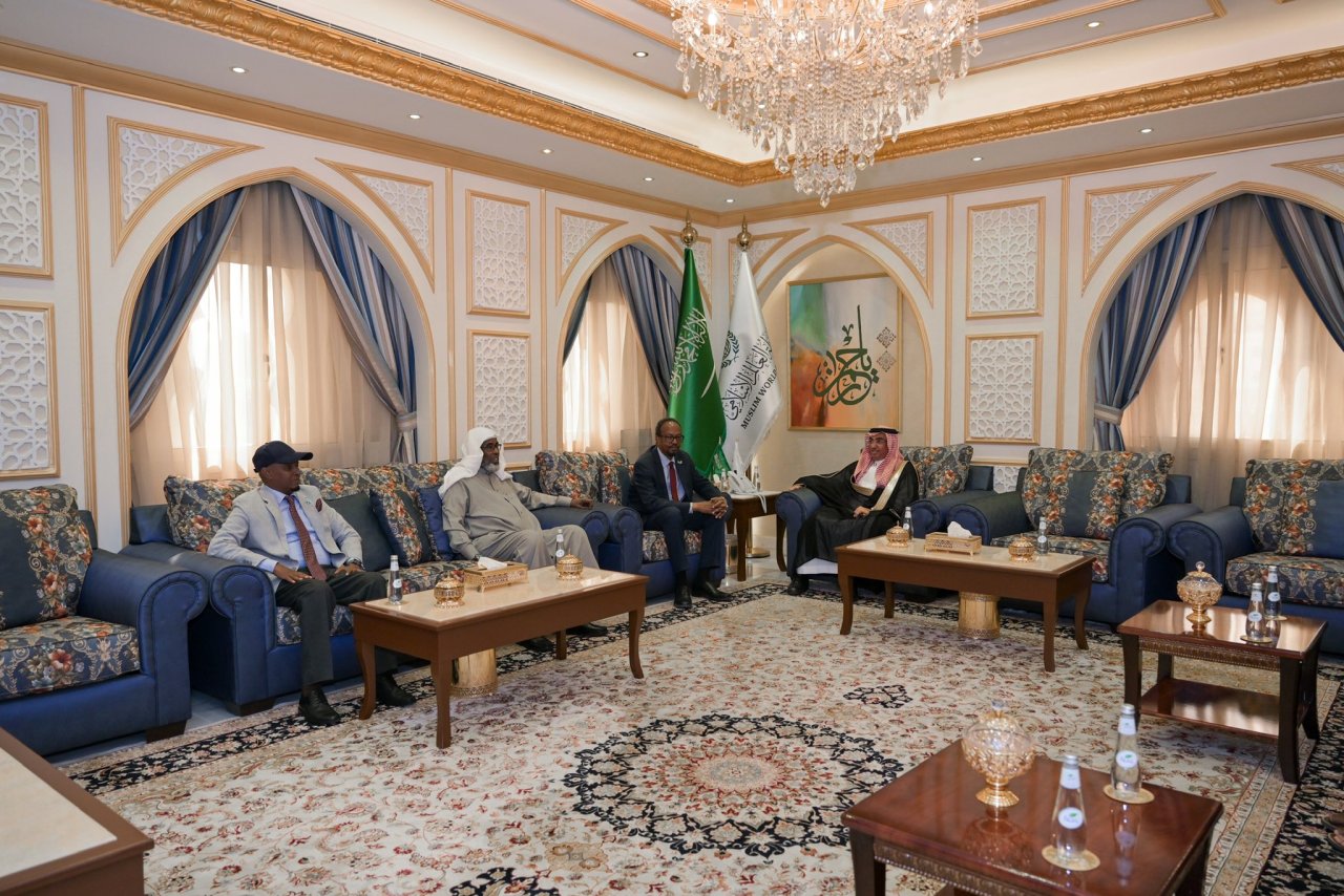 استقبل معالي مساعد الأمين العام للعلاقات والتواصل الدولي، د.محمد المجدوعي، في مكتب الرابطة بجدة، معاليَ نائب وزير البيئة والتغيُّر المناخي بجمهورية الصومال د. سعيد محمد علي