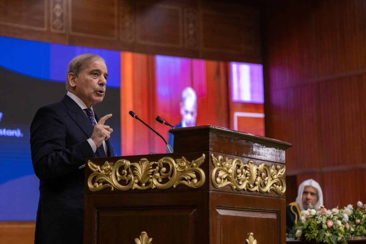 دولة رئيس وزراء جمهورية باكستان الإسلامية، السيد محمد شهباز شريف، خلال رعايته مؤتمر إطلاق مبادرة رابطة العالم الإسلامي: ⁧‫مبادرة تعليم الفتيات ‬⁩ في المجتمعات المسلمة من العاصمة الباكستانية &quot;إسلام آباد&quot;