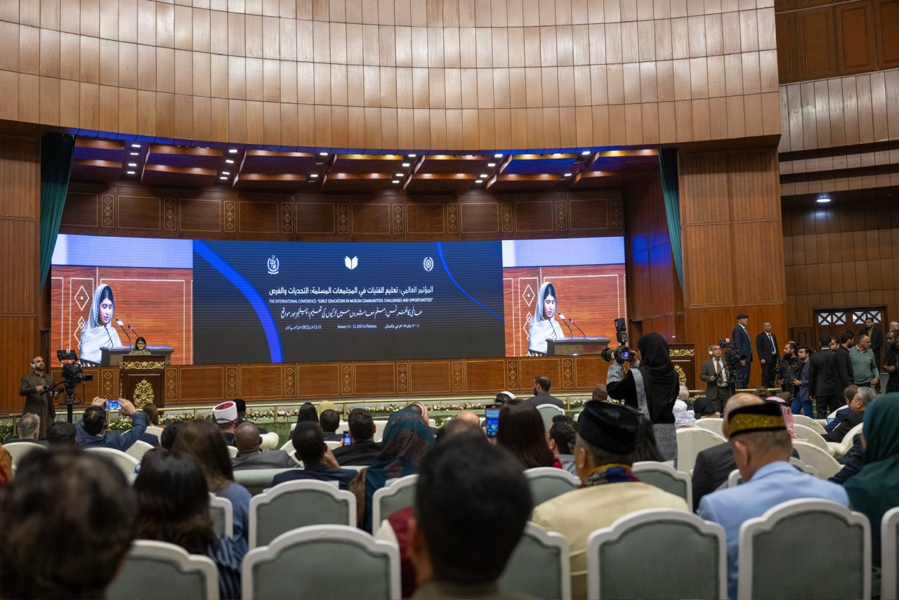 ‏بحضور معالي الأمين العام، الشيخ د. ⁧‫محمد العيسى‬⁩‬⁩..  ‏الناشطة العالمية في تعليم الفتيات، السيدة ملالا يوسفزي، تقدم الرسالة الرئيسية لمبادرة رابطة العالم الإسلامي: ⁧‫مبادرة تعليم الفتيات ‬⁩ في المجتمعات المسلمة من العاصمة الباكستانية &quot;إسلام آباد&quot;