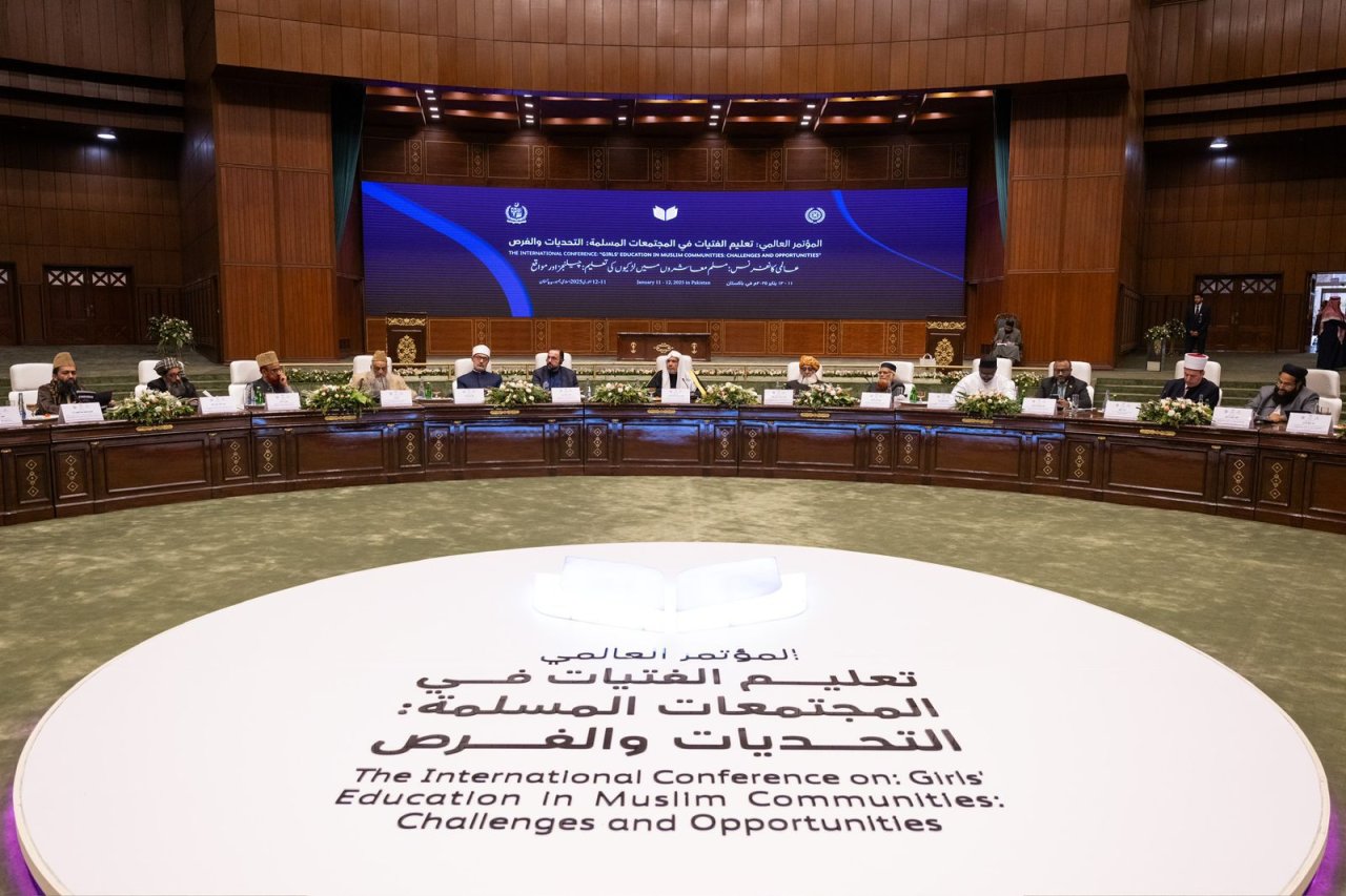 بحضور مُمثِّلي المجامع الفقهية والهيئات والمجالس واللجان الشرعية وجمعٍ مباركٍ من مفتي وكبار علماء العالم الإسلامي من مختلف المذاهب والمدارس