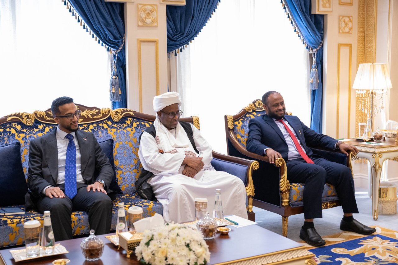 ‏استقبلَ معالي الأمين العام، رئيس هيئة علماء المسلمين، فضيلة الشيخ د.⁧‫محمد العيسى‬⁩‬⁩، في مكتبه بمكة المكرمة، معاليَ وزير الشؤون الدينية والأوقاف في جمهورية السودان، د. عمر بخيت محمد، والوفدَ المُرافق له.