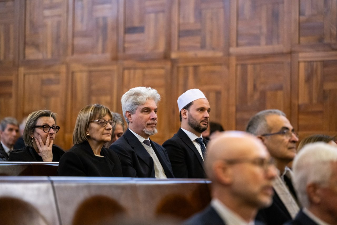 &quot;از دانشگاه کاتولیک کهن و برجسته شهر میلان در ایتالیا، جایزه‌ای بی‌سابقه برای حمایت از مطالعات اسلامی و آموزش زبان عربی در اروپا راه‌اندازی شد، پس از آنکه اخیراً آقای دکتر شیخ محمد العیسی، دبیر کل و رئیس انجمن علمای مسلمان، آن را افتتاح کرد.&quot;