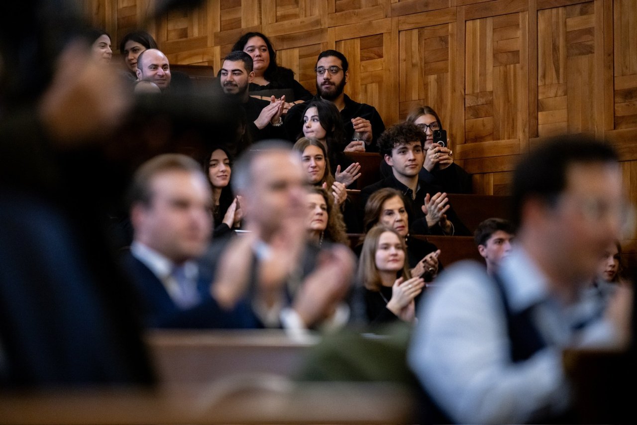 &quot;از دانشگاه کاتولیک کهن و برجسته شهر میلان در ایتالیا، جایزه‌ای بی‌سابقه برای حمایت از مطالعات اسلامی و آموزش زبان عربی در اروپا راه‌اندازی شد، پس از آنکه اخیراً آقای دکتر شیخ محمد العیسی، دبیر کل و رئیس انجمن علمای مسلمان، آن را افتتاح کرد.&quot;