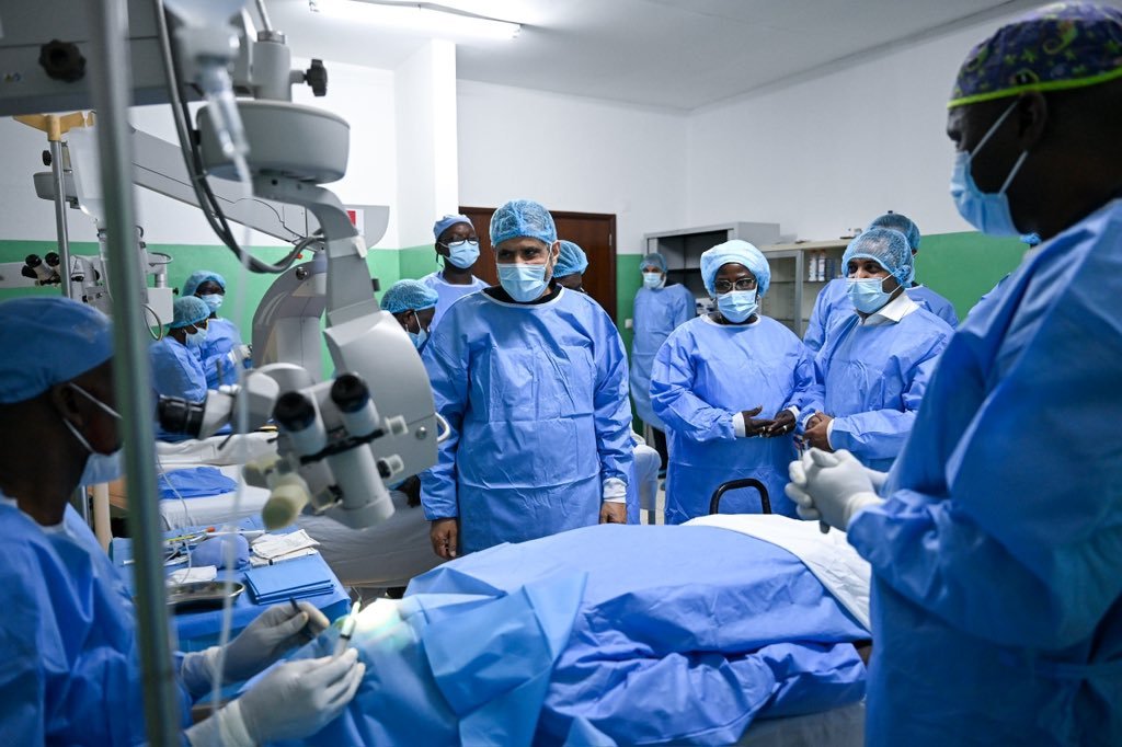 ‏معالي الأمين العام، رئيس هيئة علماء المسلمين، فضيلة الشيخ د.⁧‫محمد العيسى‬⁩‬⁩، يقفُ اليومَ على برنامج ⁧‫رابطة العالم الإسلامي‬⁩ لجراحات العيون للمرضى المحتاجين في جمهورية &quot;غينيا بيساو&quot;