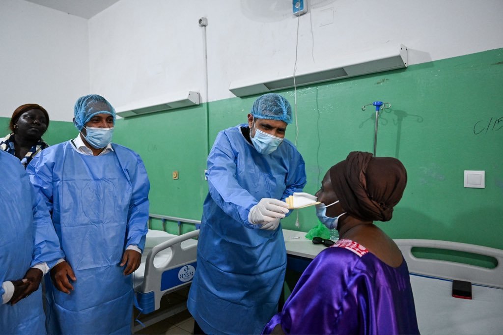 ‏معالي الأمين العام، رئيس هيئة علماء المسلمين، فضيلة الشيخ د.⁧‫محمد العيسى‬⁩‬⁩، يقفُ اليومَ على برنامج ⁧‫رابطة العالم الإسلامي‬⁩ لجراحات العيون للمرضى المحتاجين في جمهورية &quot;غينيا بيساو&quot;