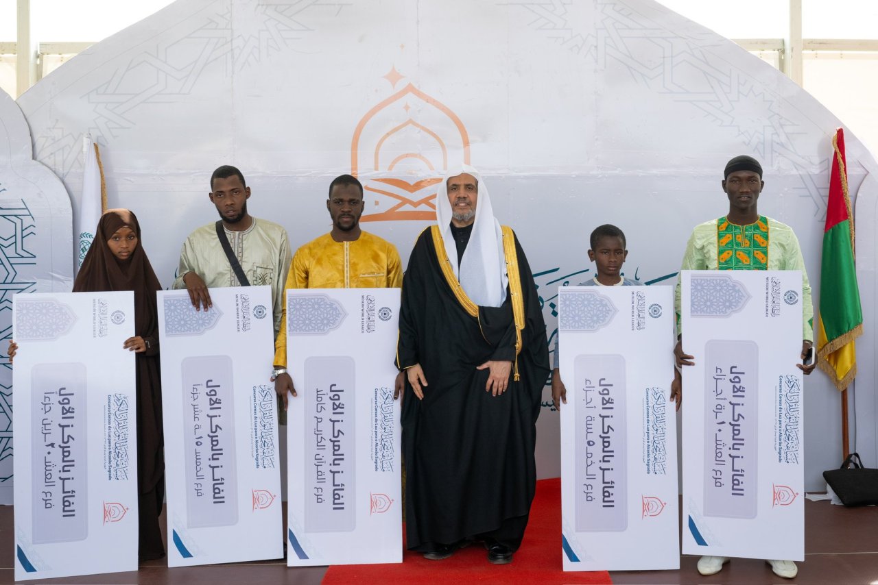 تتوزع المسابقة إلى خمسة فروع هي: حفظ القرآن كاملاً، وحفظ 20 جزءًا، و 15 جزءًا، و 10 أجزاء، و 5 أجزاء، وتتضمن عدداً من البرامج المصاحِبة لها مثل: دورة مهارات تعليم إقراء القرآن، ودورة تأهيل الأئمة والمعلمين، ودورة تصحيح التلاوة، وغيرها.