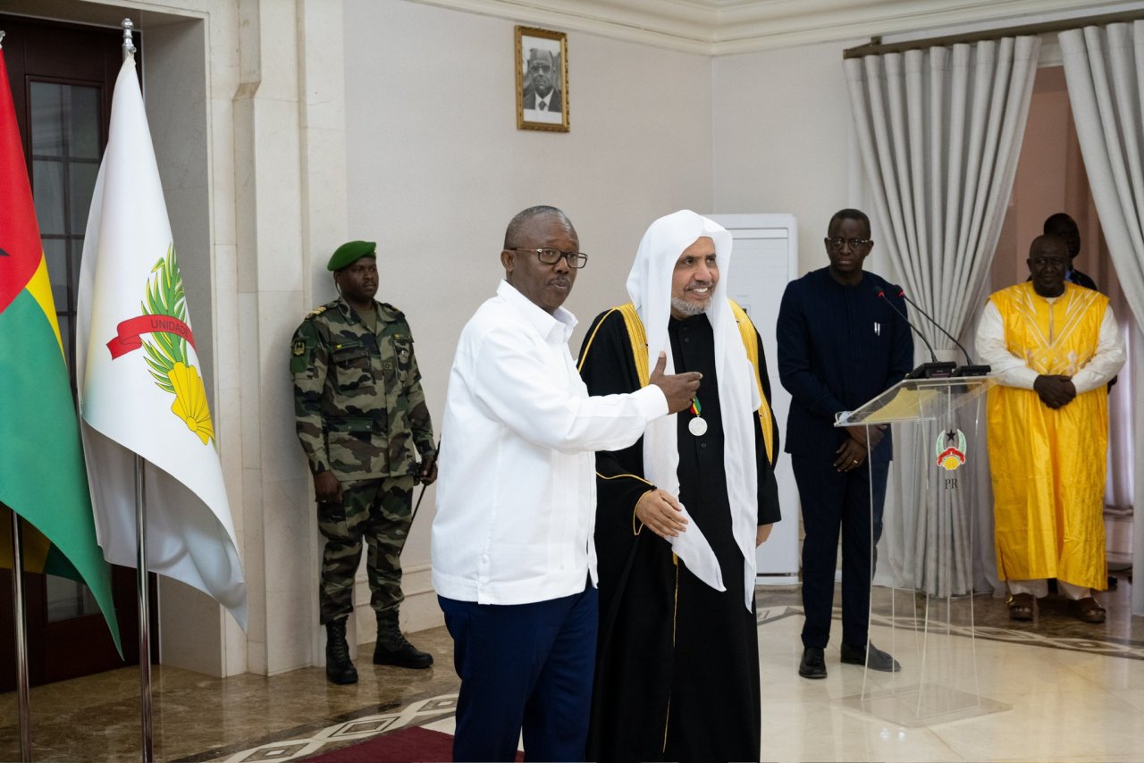 En el Palacio Presidencial de la capital, Bisáu, el Sr. Umaro Sissoco Embaló, Presidente de la República de Guinea-Bisáu, otorgó al Secretario General, Presidente de la Comisión de Ulemas, Sheij Mohammed Al-Issa