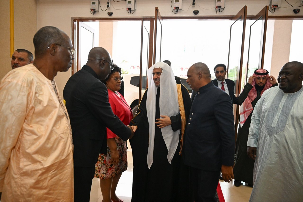 استقبل دولةُ رئيس وزراء جمهورية &quot;غينيا بيساو&quot;، السيد روي دوارتي دي باروس، في مقرّ الحكومة، معالي الأمين العام، رئيس هيئة علماء المسلمين، فضيلة الشيخ د.⁧‫محمد العيسى