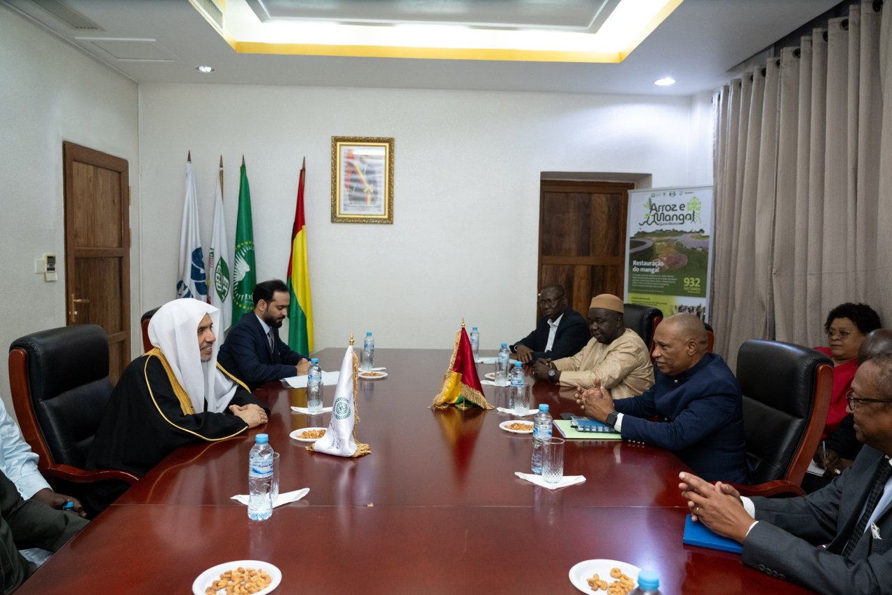 استقبل دولةُ رئيس وزراء جمهورية &quot;غينيا بيساو&quot;، السيد روي دوارتي دي باروس، في مقرّ الحكومة، معالي الأمين العام، رئيس هيئة علماء المسلمين، فضيلة الشيخ د.⁧‫محمد العيسى