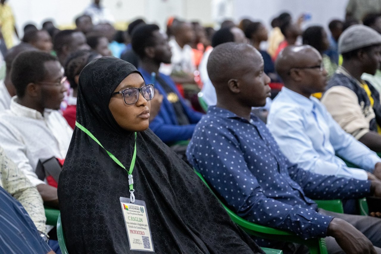 معالي الأمين العام، رئيس هيئة علماء المسلمين، فضيلة الشيخ د.⁧‫محمد العيسى‬⁩‬⁩ يُحاضر في جامعة غينيا بيساو حولَ قيم الإسلام مستعرضاً مضامين ⁧‫وثيقة مكة المكرمة