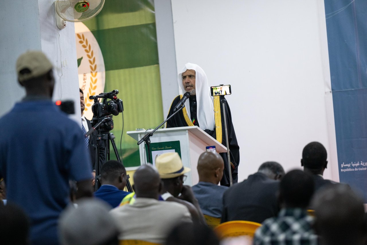 أمين عام رابطة العالم الإسلامي يقف على برامج جراحات العيون في &quot;غينيا بيساو&quot;