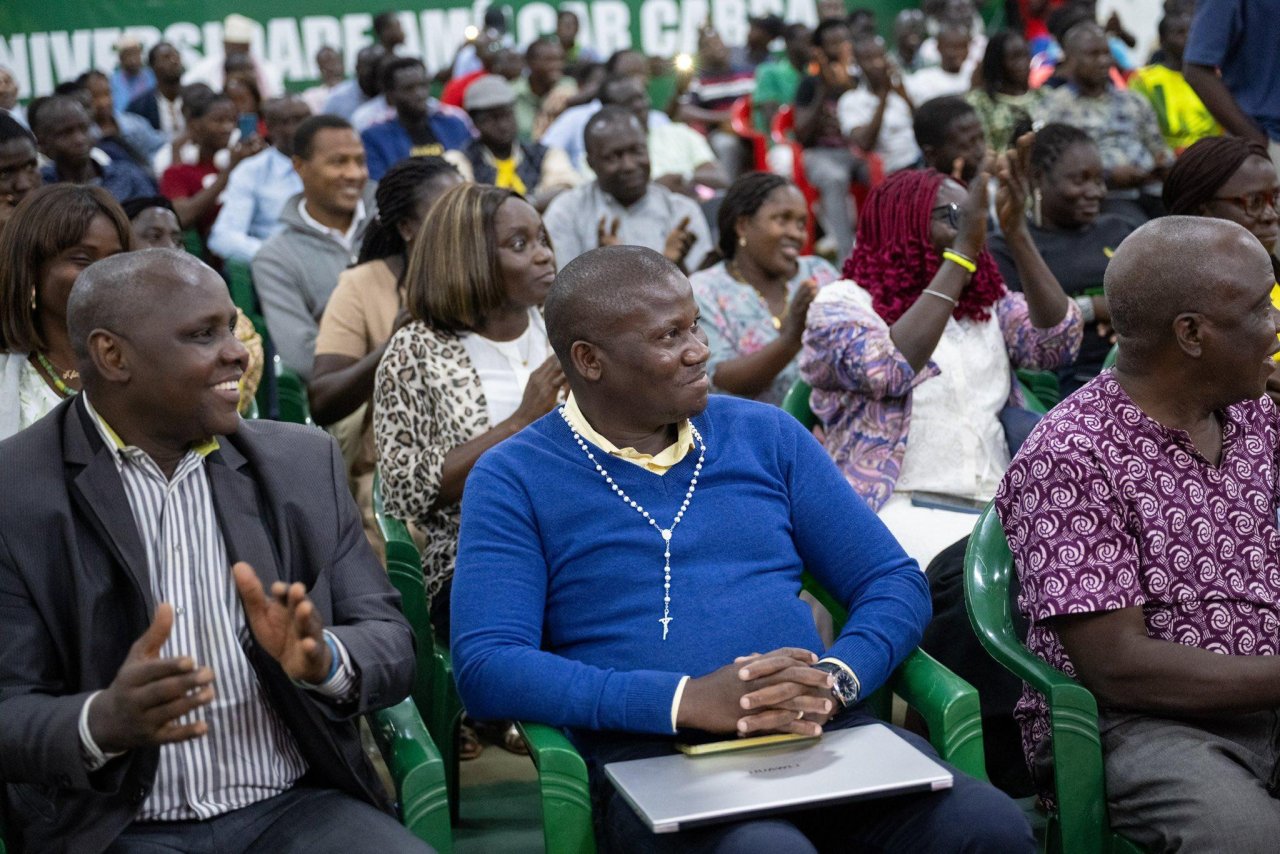 أمين عام رابطة العالم الإسلامي يقف على برامج جراحات العيون في &quot;غينيا بيساو&quot;