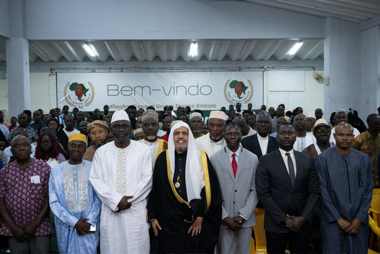 أمين عام رابطة العالم الإسلامي يقف على برامج جراحات العيون في &quot;غينيا بيساو&quot;